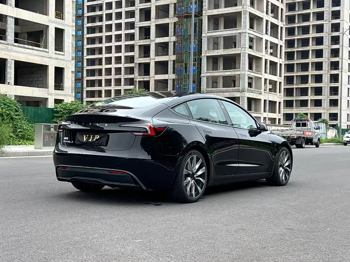 Фото 6 - Tesla Model 3