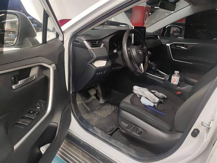 Фото 14 - Toyota RAV4