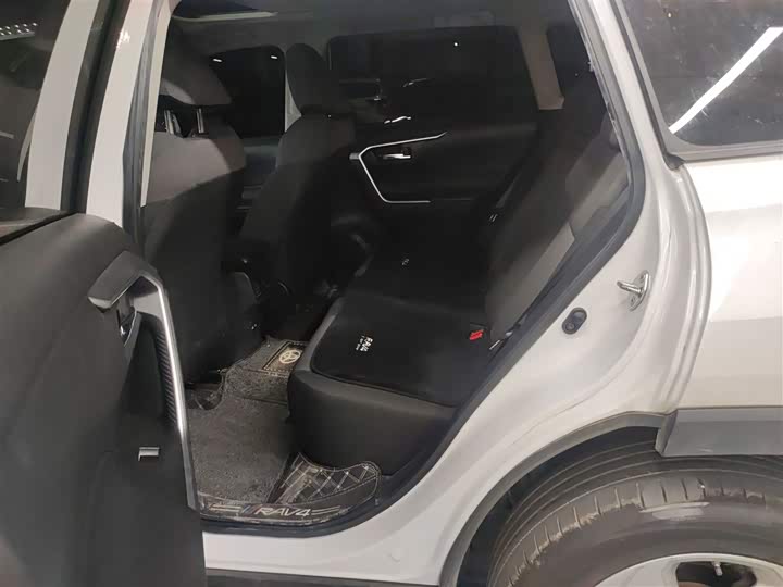 Фото 15 - Toyota RAV4