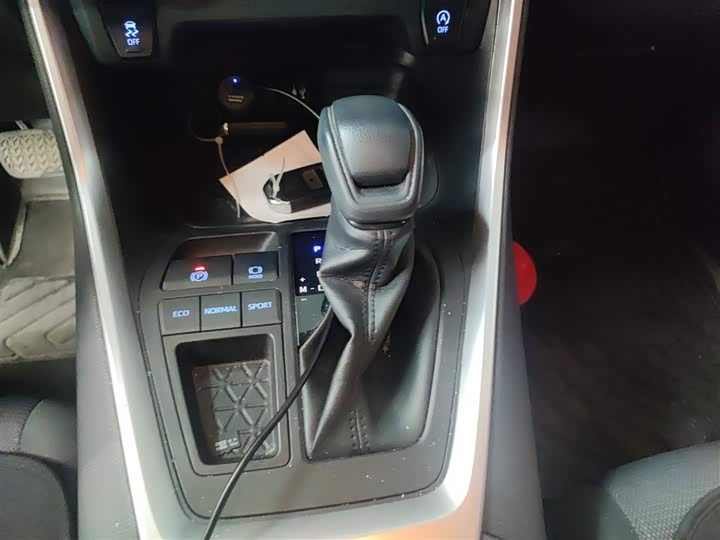 Фото 7 - Toyota RAV4