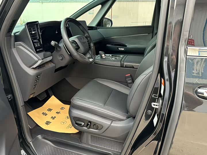 Фото 7 - Lexus LM