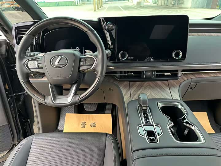 Фото 8 - Lexus LM