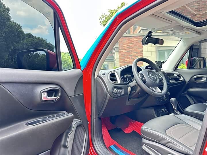 Фото 19 - Jeep Renegade