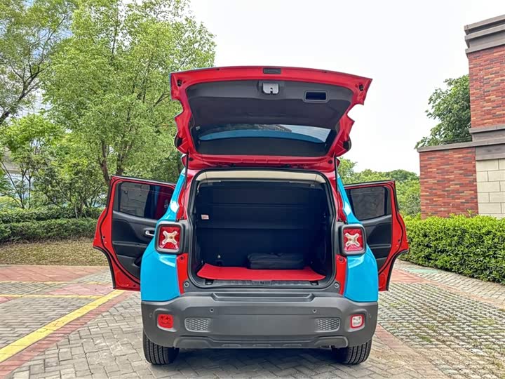 Фото 22 - Jeep Renegade