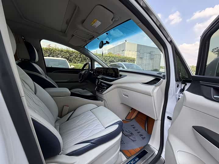 Фото 10 - Buick GL8 ES