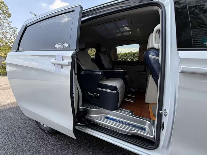 Фото 18 - Buick GL8 ES