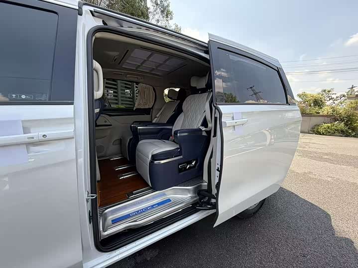 Фото 20 - Buick GL8 ES