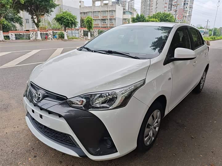 Фото 1 - Toyota Yaris L Hatchback