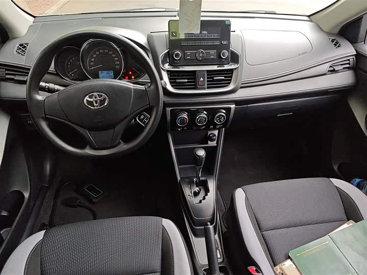 Фото 10 - Toyota Yaris L Hatchback