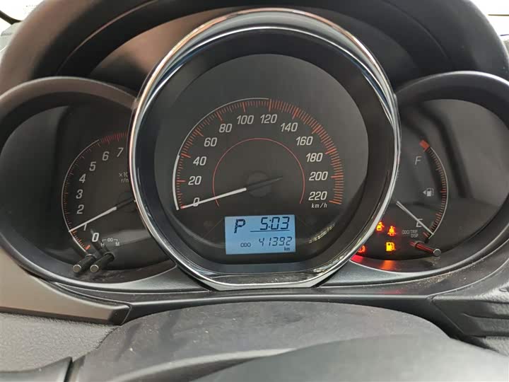 Фото 12 - Toyota Yaris L Hatchback