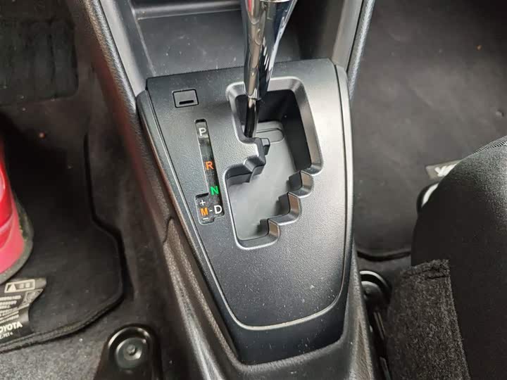 Фото 14 - Toyota Yaris L Hatchback