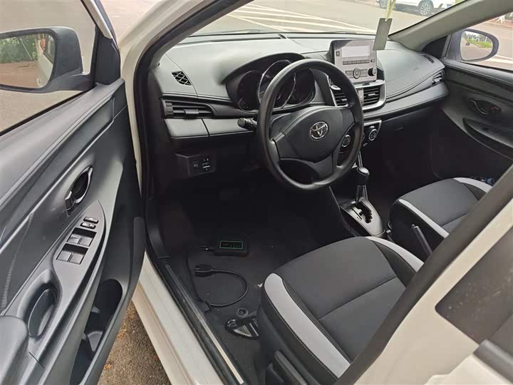 Фото 16 - Toyota Yaris L Hatchback