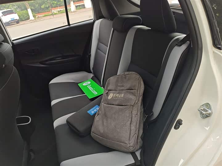 Фото 17 - Toyota Yaris L Hatchback