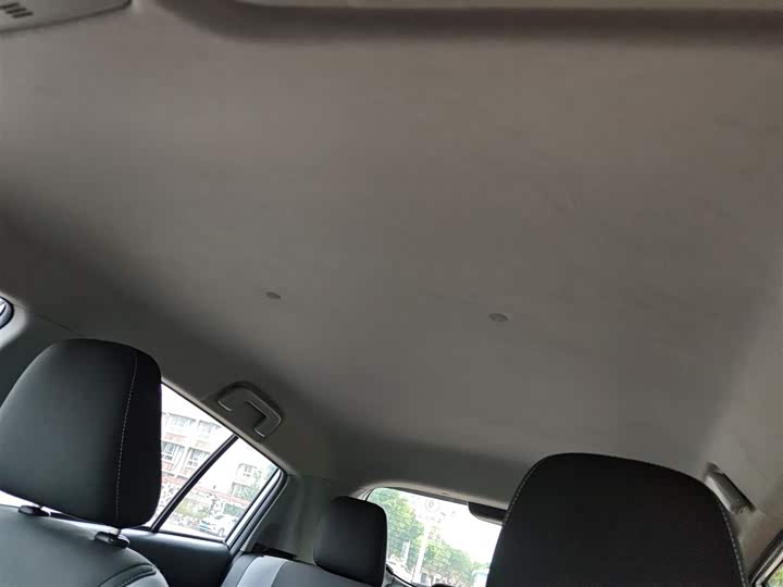 Фото 18 - Toyota Yaris L Hatchback