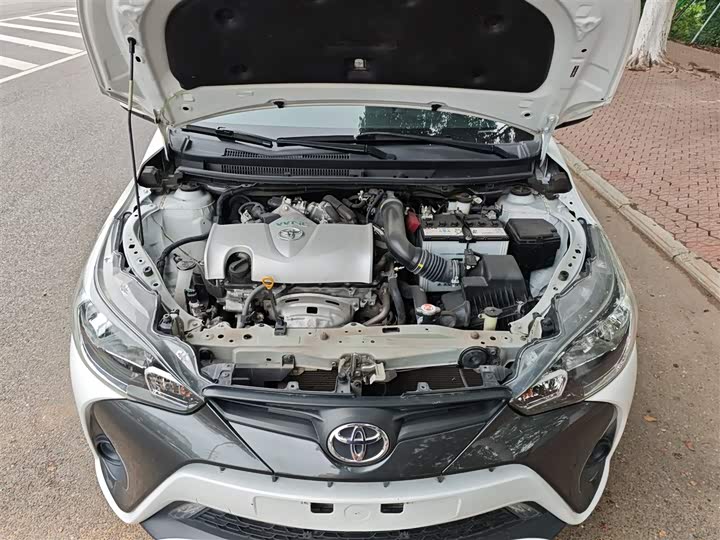 Фото 20 - Toyota Yaris L Hatchback