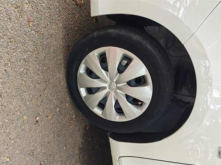 Фото 23 - Toyota Yaris L Hatchback