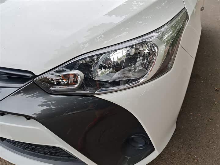 Фото 24 - Toyota Yaris L Hatchback