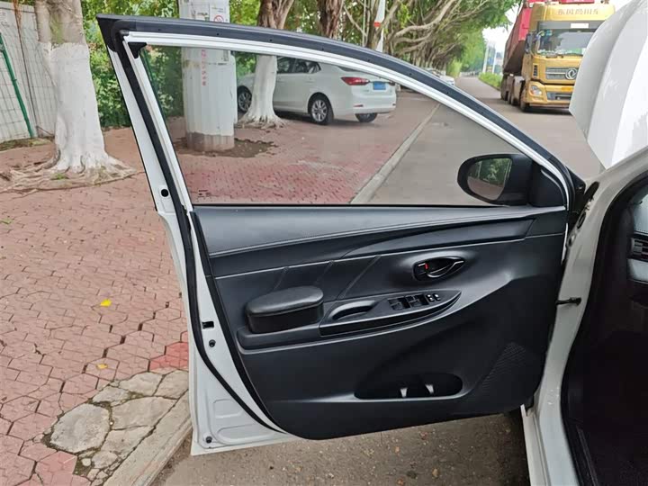 Фото 28 - Toyota Yaris L Hatchback