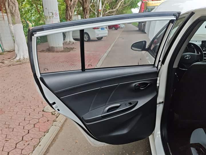 Фото 29 - Toyota Yaris L Hatchback