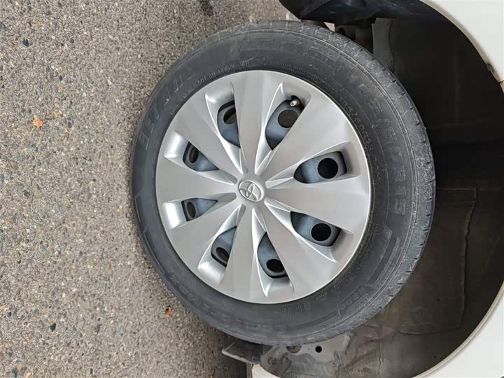 Фото 30 - Toyota Yaris L Hatchback