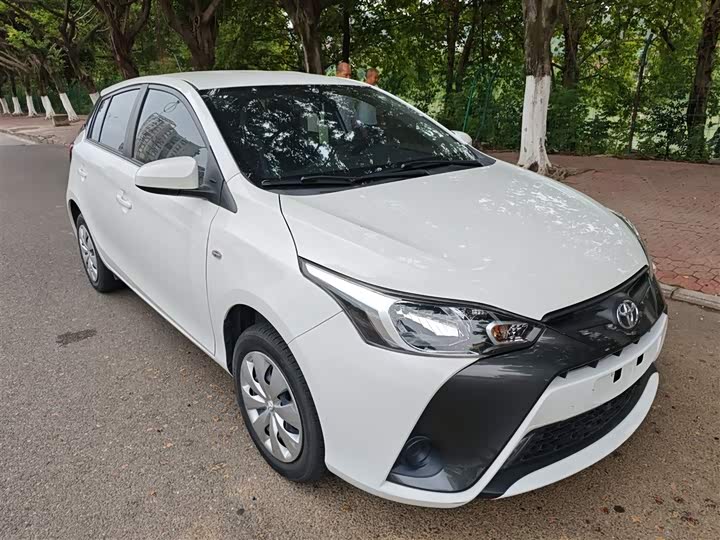 Фото 4 - Toyota Yaris L Hatchback