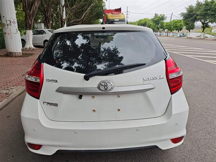 Фото 6 - Toyota Yaris L Hatchback