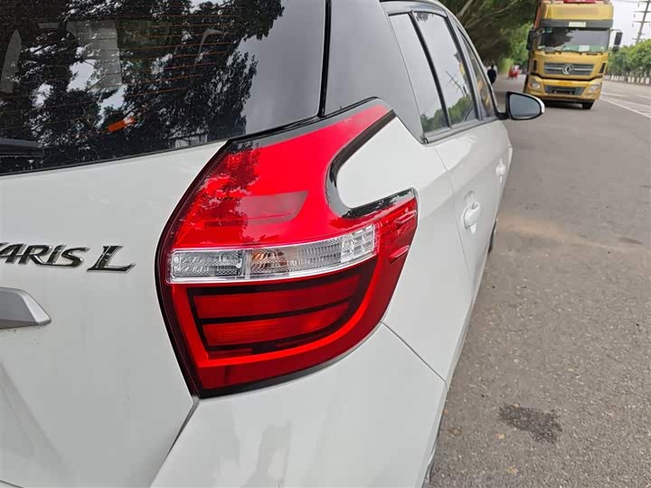 Фото 8 - Toyota Yaris L Hatchback