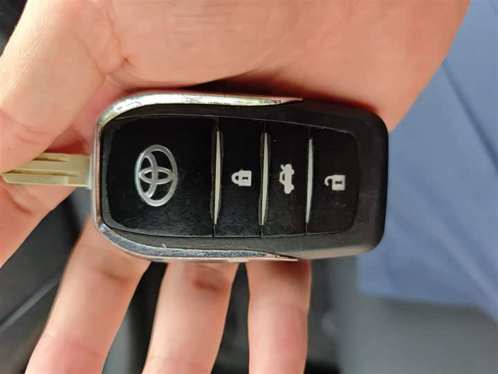 Фото 9 - Toyota Yaris L Hatchback