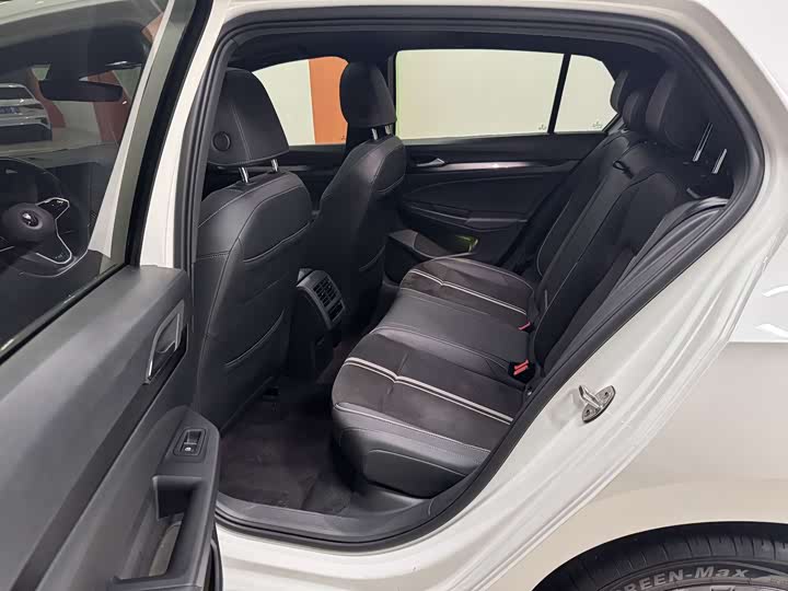 Фото 11 - Volkswagen Golf