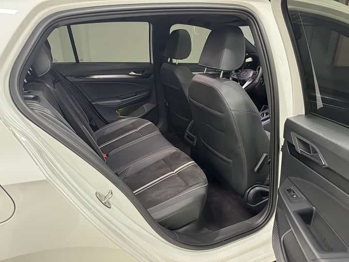 Фото 12 - Volkswagen Golf