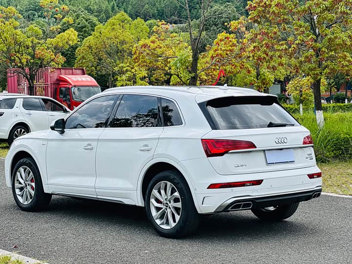 Фото 11 - Audi Q5L