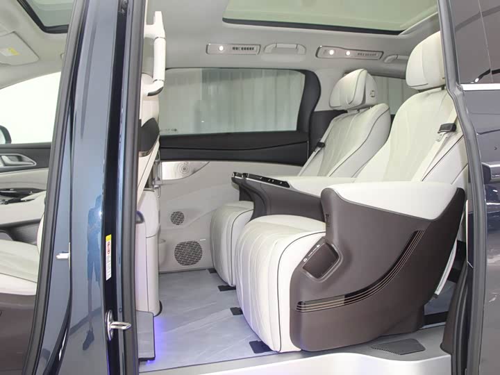 Фото 9 - Denza D9