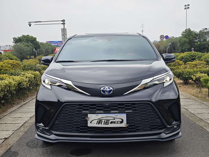 Фото 1 - Toyota Granvia