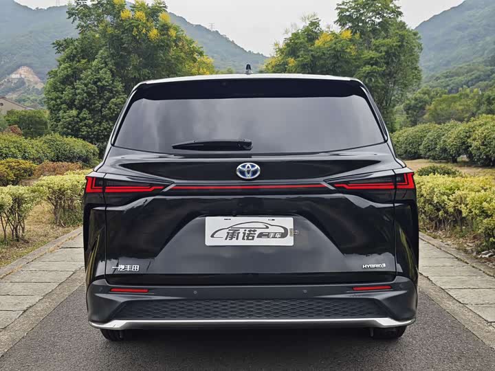 Фото 18 - Toyota Granvia