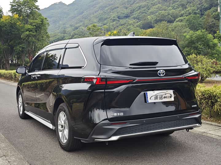 Фото 19 - Toyota Granvia