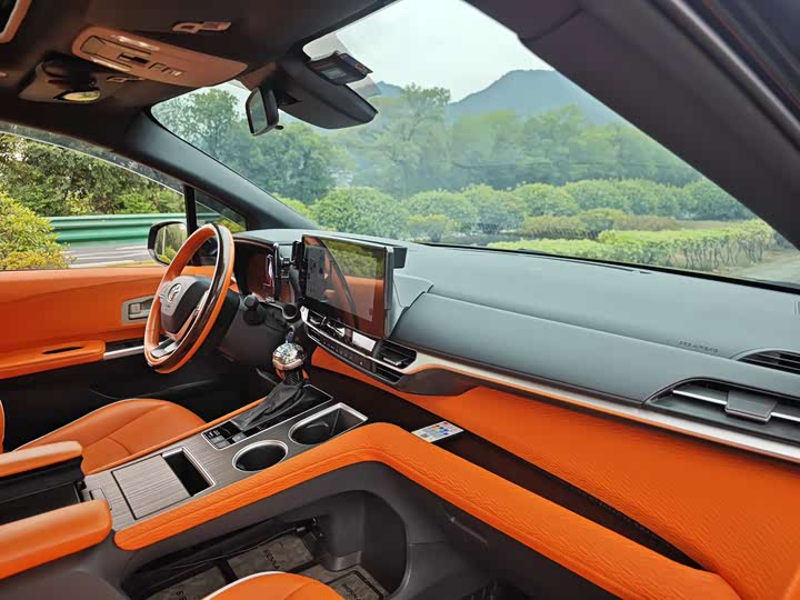 Фото 9 - Toyota Granvia