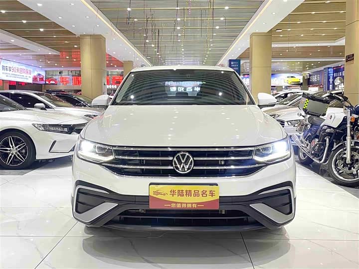 Фото 2 - Volkswagen Tiguan L Pro