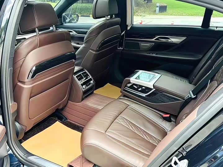 Фото 9 - BMW 7 Series