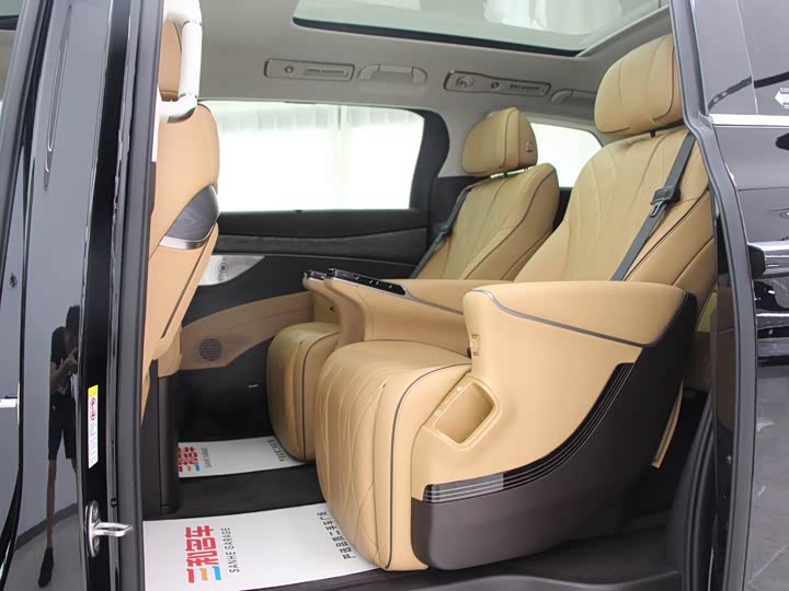 Фото 9 - Denza D9