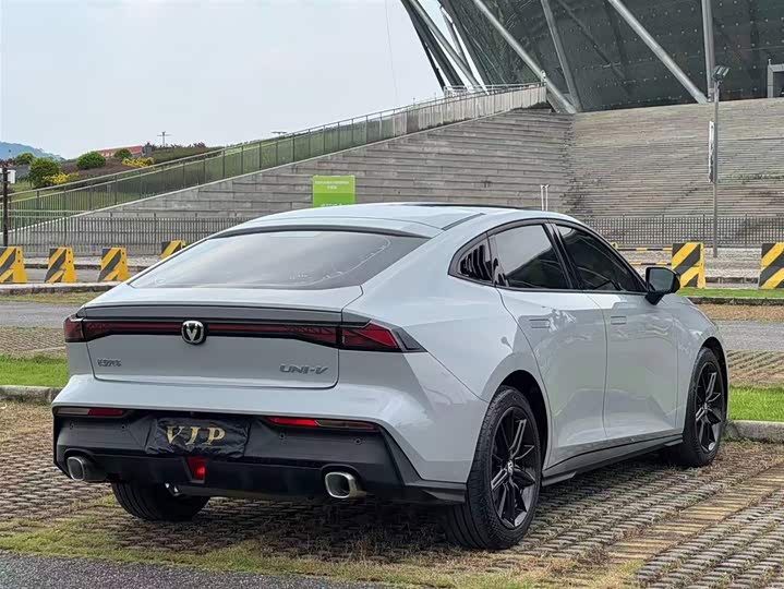 Фото 4 - Changan UNI-V