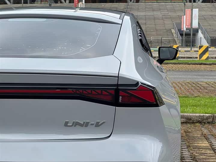 Фото 9 - Changan UNI-V