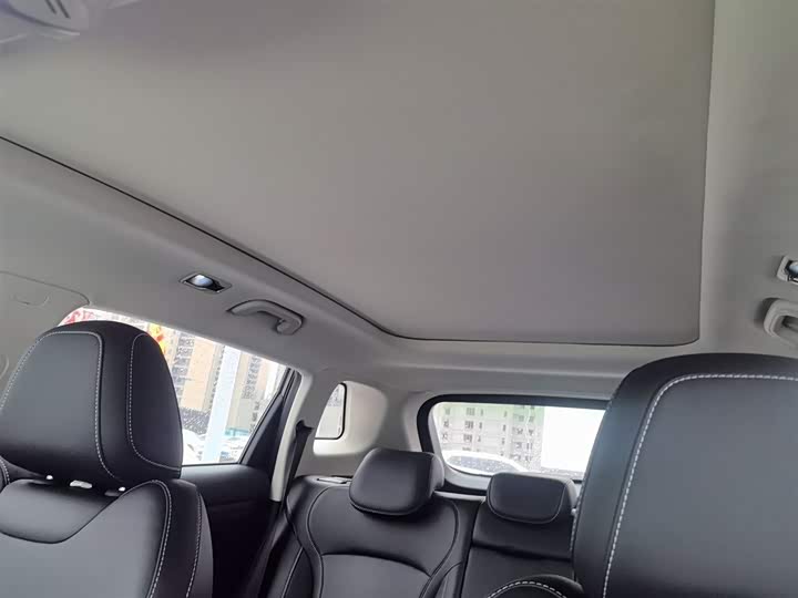 Фото 12 - Geely Atlas