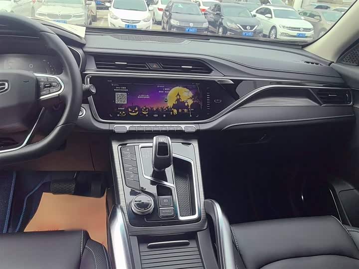 Фото 15 - Geely Atlas