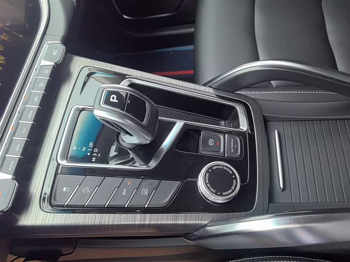 Фото 18 - Geely Atlas