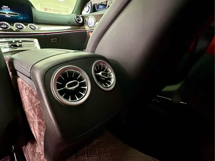 Фото 17 - Mercedes-Benz E-Class