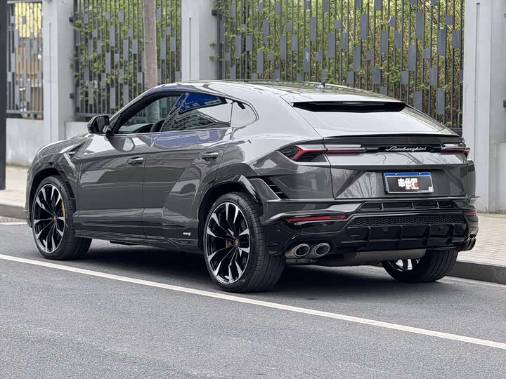 Фото 2 - Lamborghini Urus