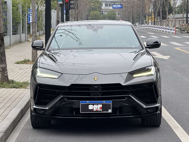 Фото 3 - Lamborghini Urus
