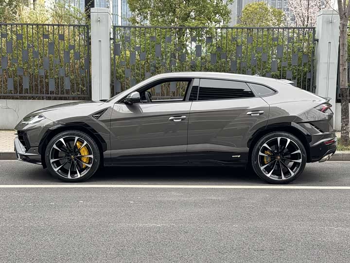 Фото 5 - Lamborghini Urus