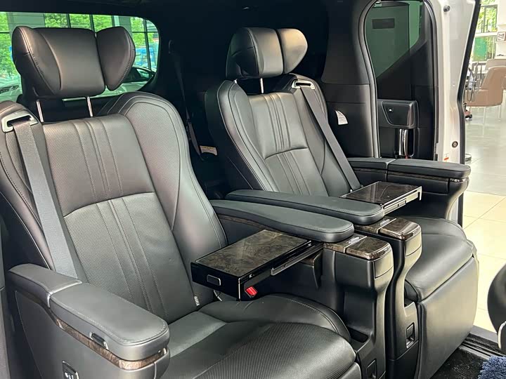 Фото 9 - Toyota Vellfire