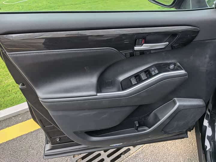 Фото 14 - Toyota Crown Kluger